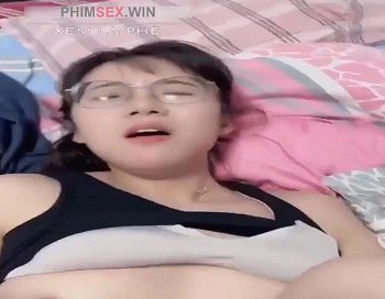 Cô gái xinh đẹp đeo kính cận đang tình dục với người bạn trai cực sung