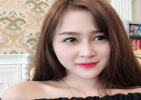 Em học sinh cưỡi ngựa cùng bạn trai